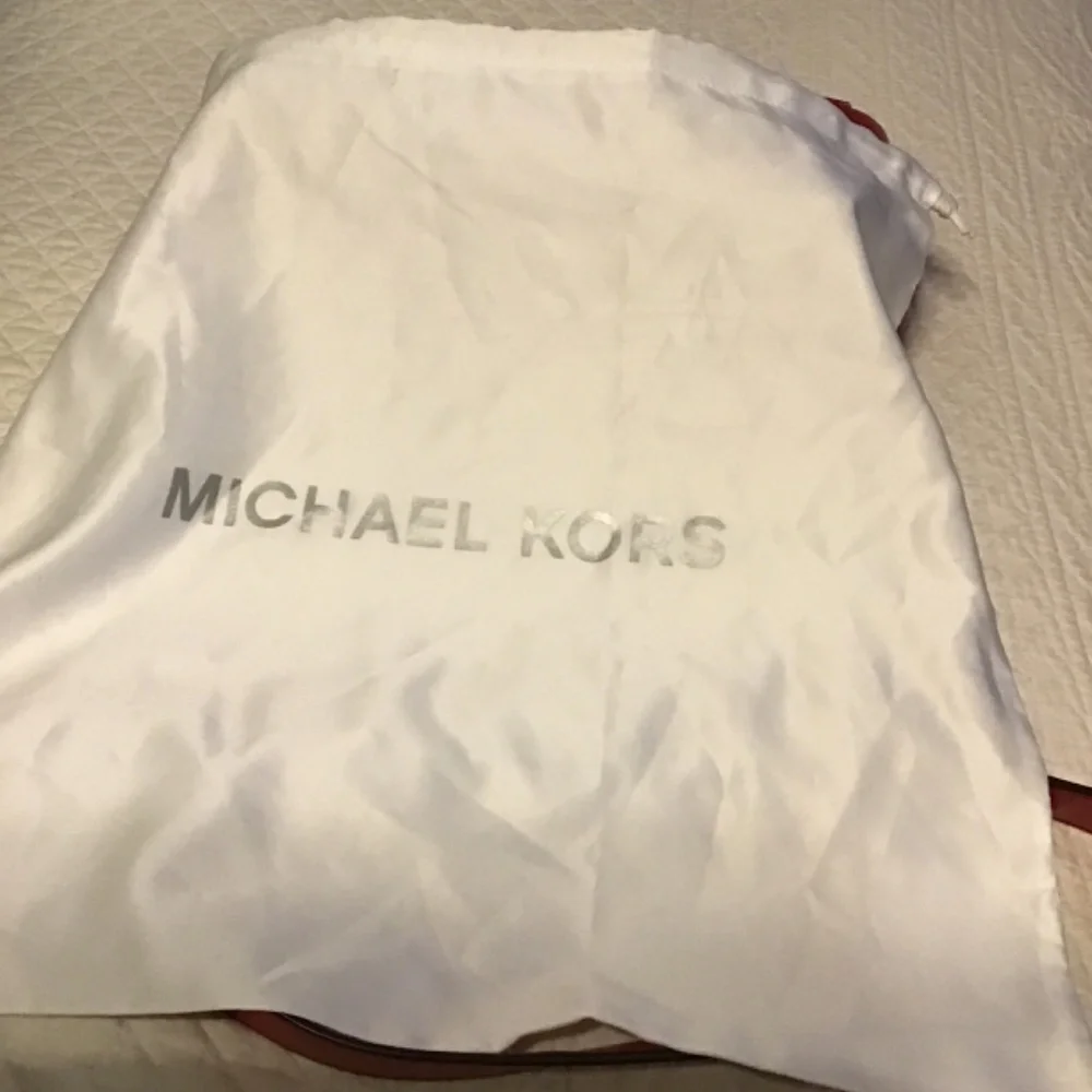 Small Michael Kors purse - Picture 6 of 8